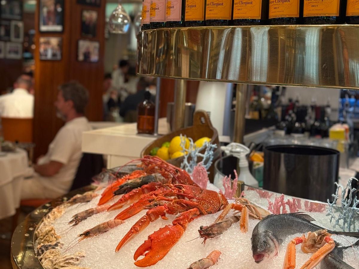 Champagne and seafood at a members' dinner